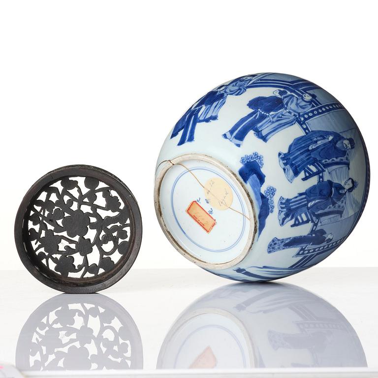 Urna, porslin. Qingdynastin, Kangxi (1662-1722).