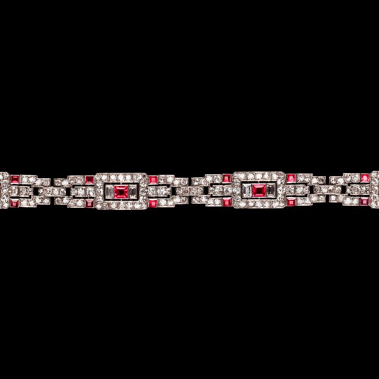 ARMBAND, åttkant- och smaragdslipade diamanter, tot. ca 5.50 ct samt carréslipade rubiner, 1930-tal.