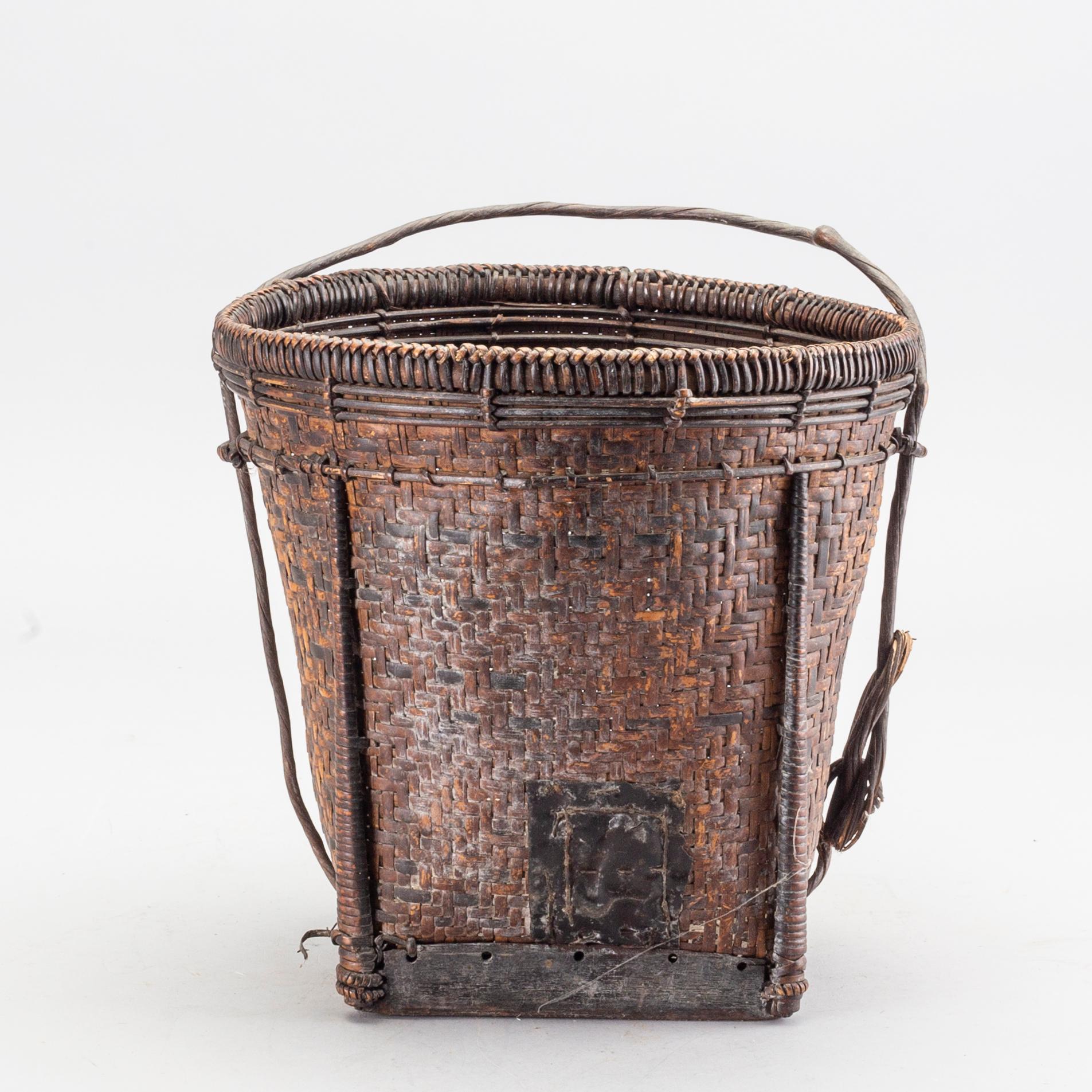 AN IFUGAO RATTAN BASKET PHILIPPNIES PROBEBLY 19TH CENTURY.