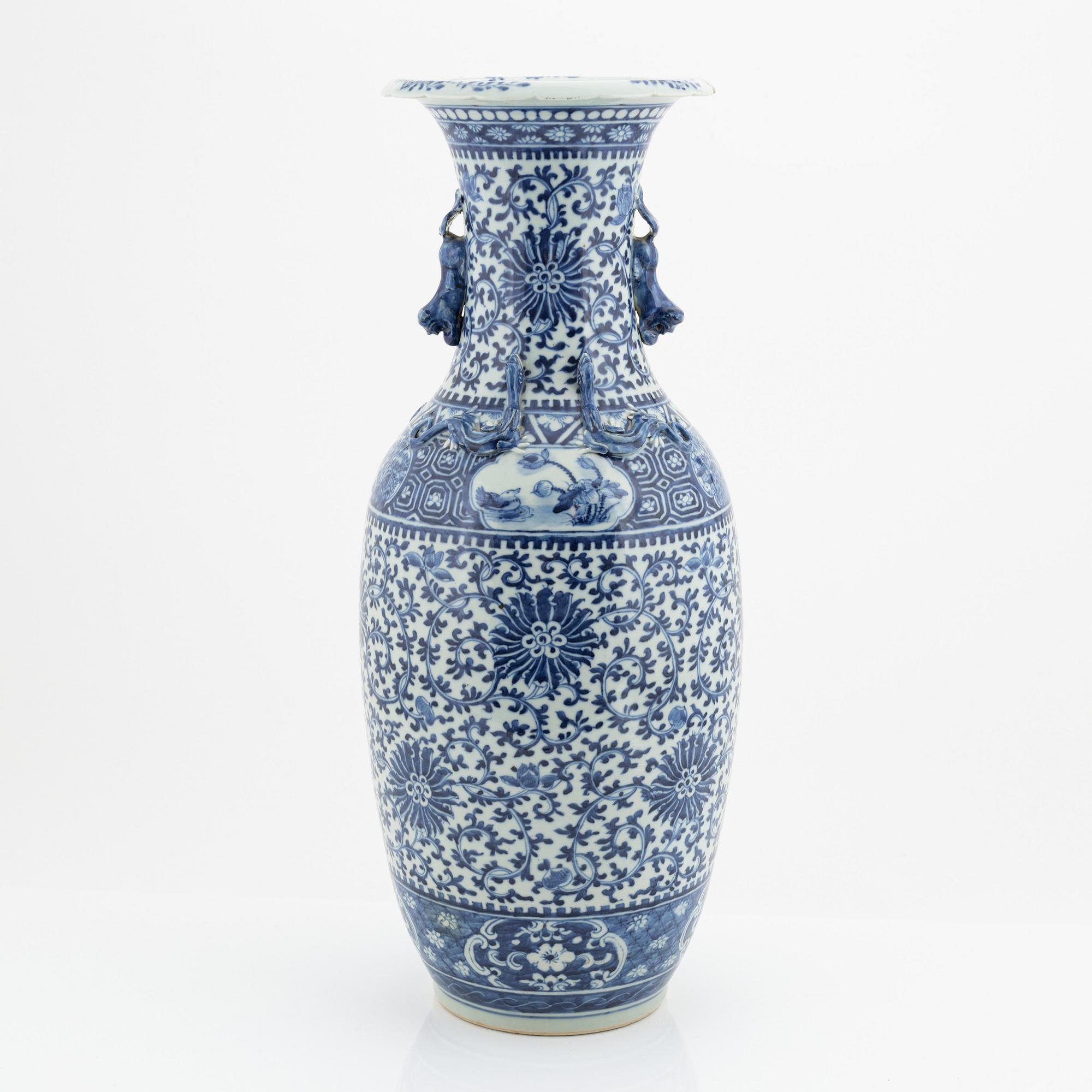 A large Chinese porcelain vase, late Qing Dynasty.