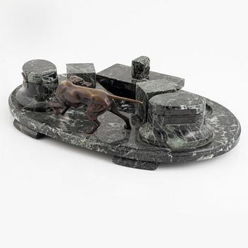 Skrivbordsgarnityr, marmor och brons, 1900-talets första hälft.