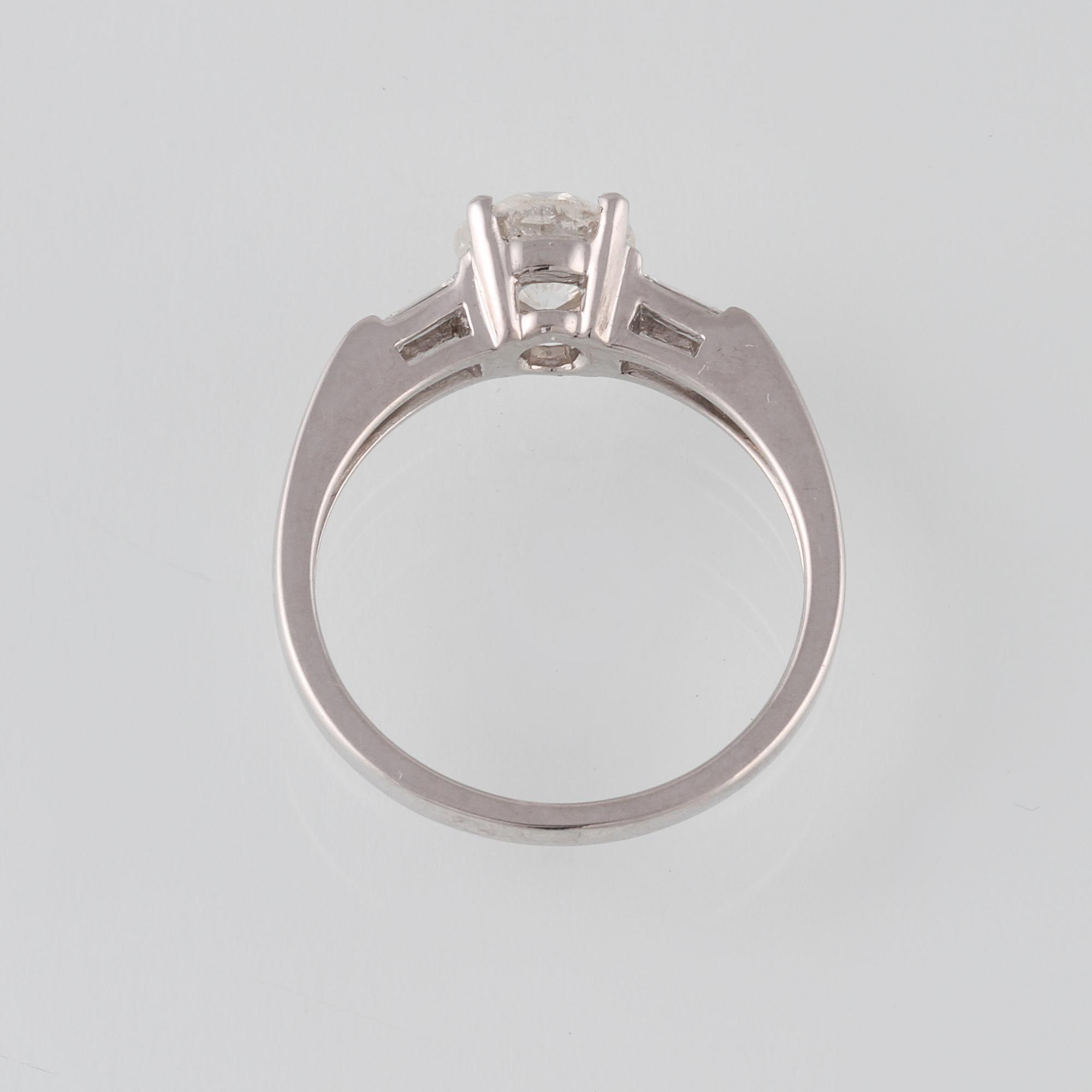 RING, 18K vitguld med briljantslipad diamant 1.14 ct samt 2 baguetteslipade diamanter 0.20 ct. Vikt 3,5 gram.