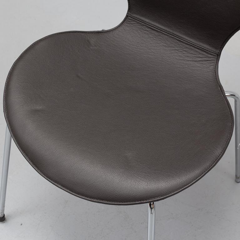 Arne Jacobsen, stolar, 4st, "Sjuan", Fritz Hansen, Danmark, 2000.