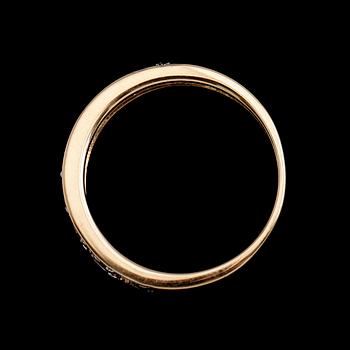 RING, 10 k guld, 9 briljantslipade diamanter tot ca 1.00 ct.