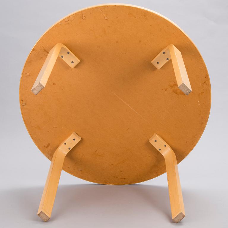 A mid 20th century table with four '69' chairs for Artek.