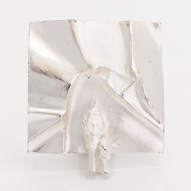 Björn Weckström, Rintaneula "Taidenäyttelyssä", sterlinghopeaa. Lapponia 2001.