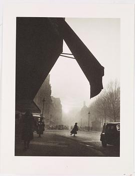 WILLY RONIS, Limited Edition Portfolio with 12 Collotype Plates, signed and numbered 254/290 on the colophon.