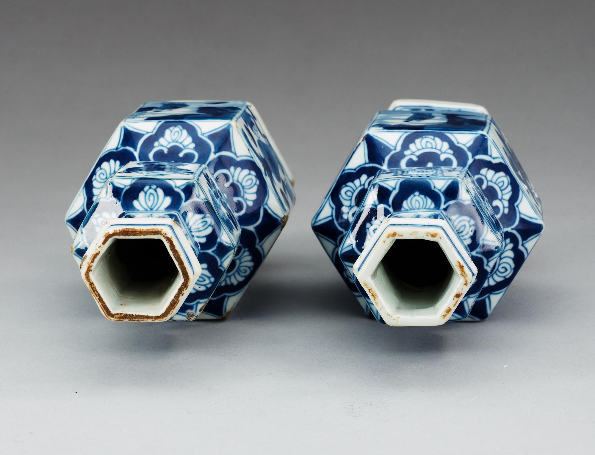 A pair of blue and white vases, Qing dynasty, Kangxi (1662-1722).
