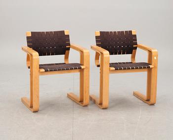 KARMSTOLAR, ett par. Magnus Olesen, Durup, Danmark.