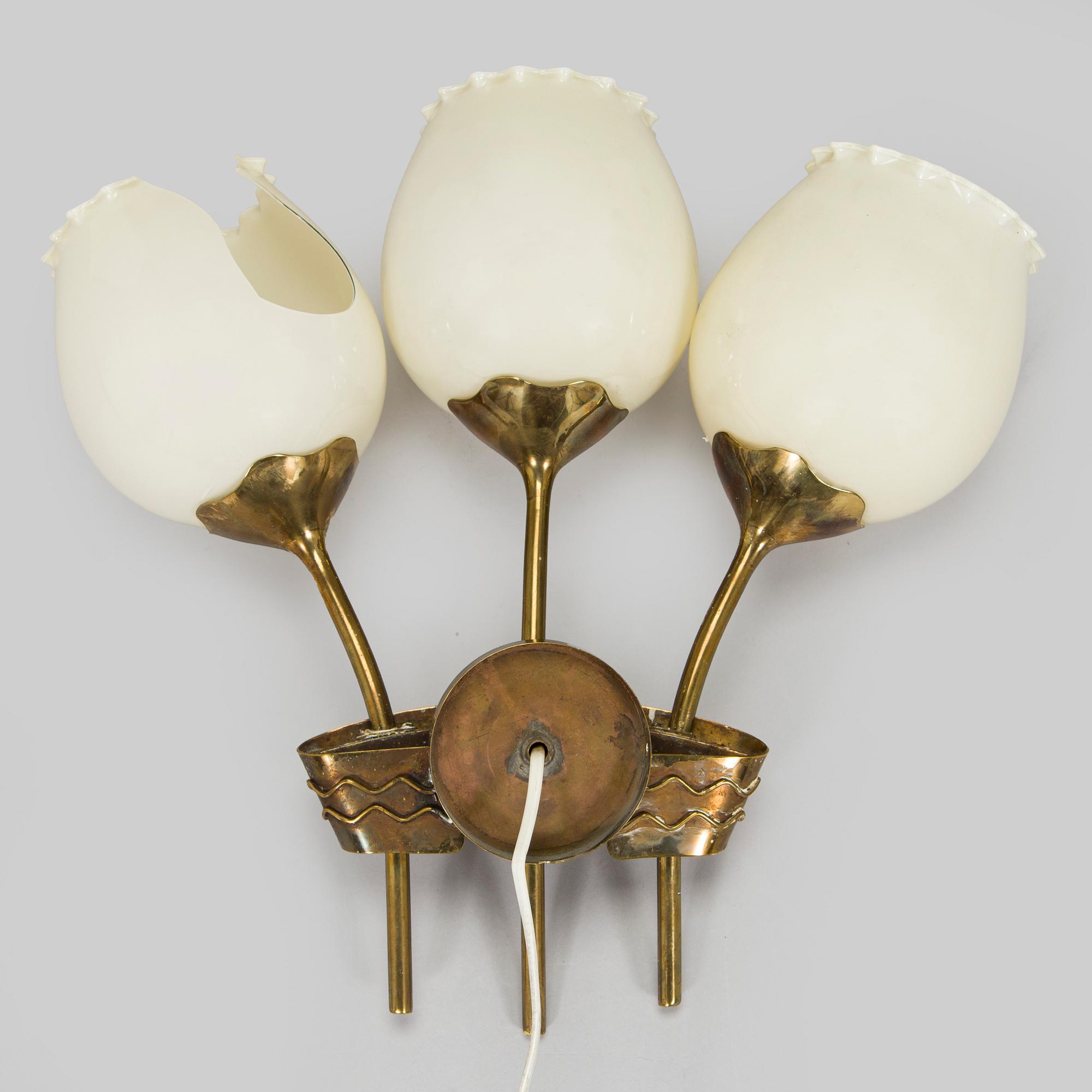 Paavo Tynell, A mid-20th century made to order wall light for Taito.