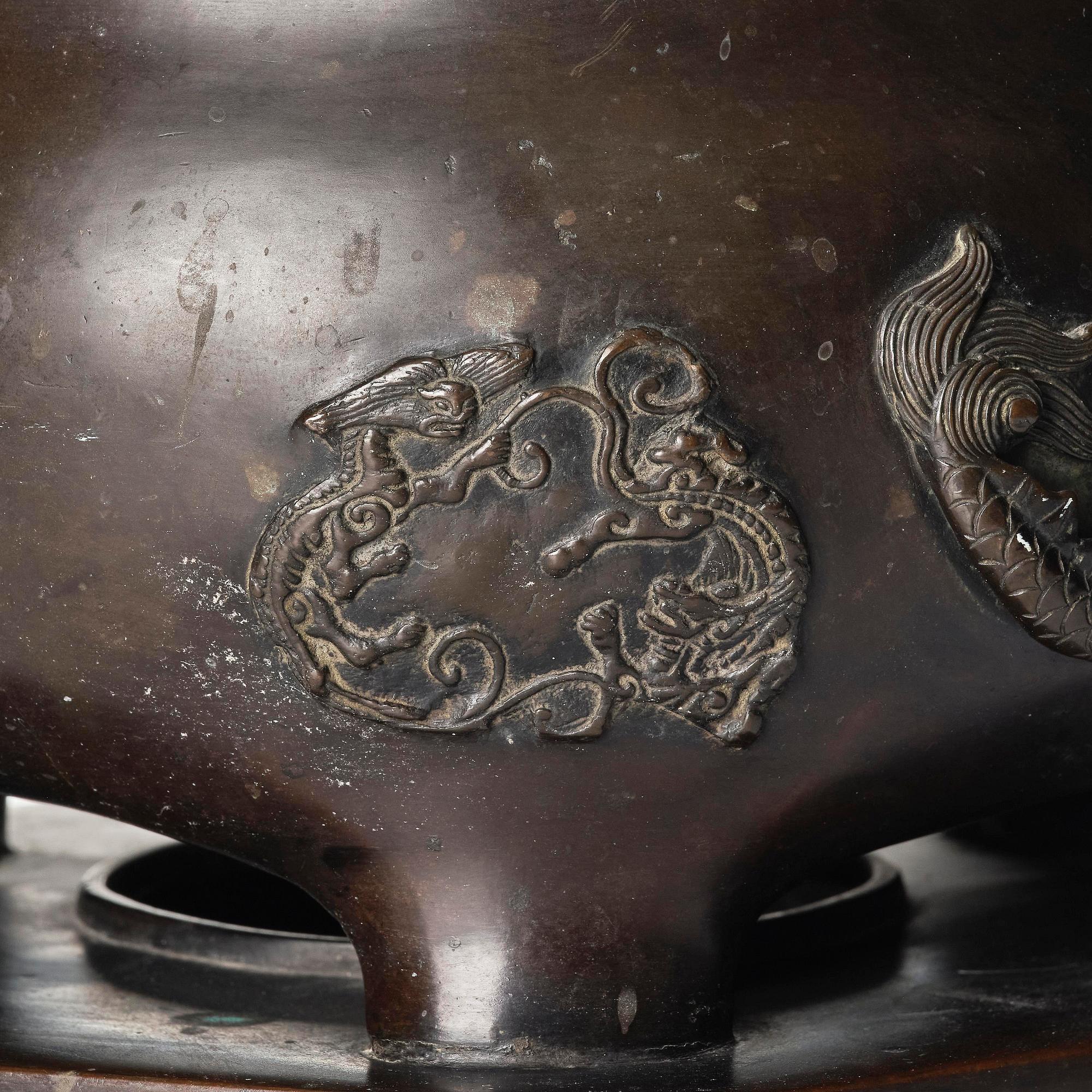A large bronze censer with cover, Qing dynasty, 19th century.