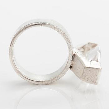 Björn Weckström, Ring "Luminoso", sterlingsilver, munsteinerslipad bergskristall. Lapponia 2009.