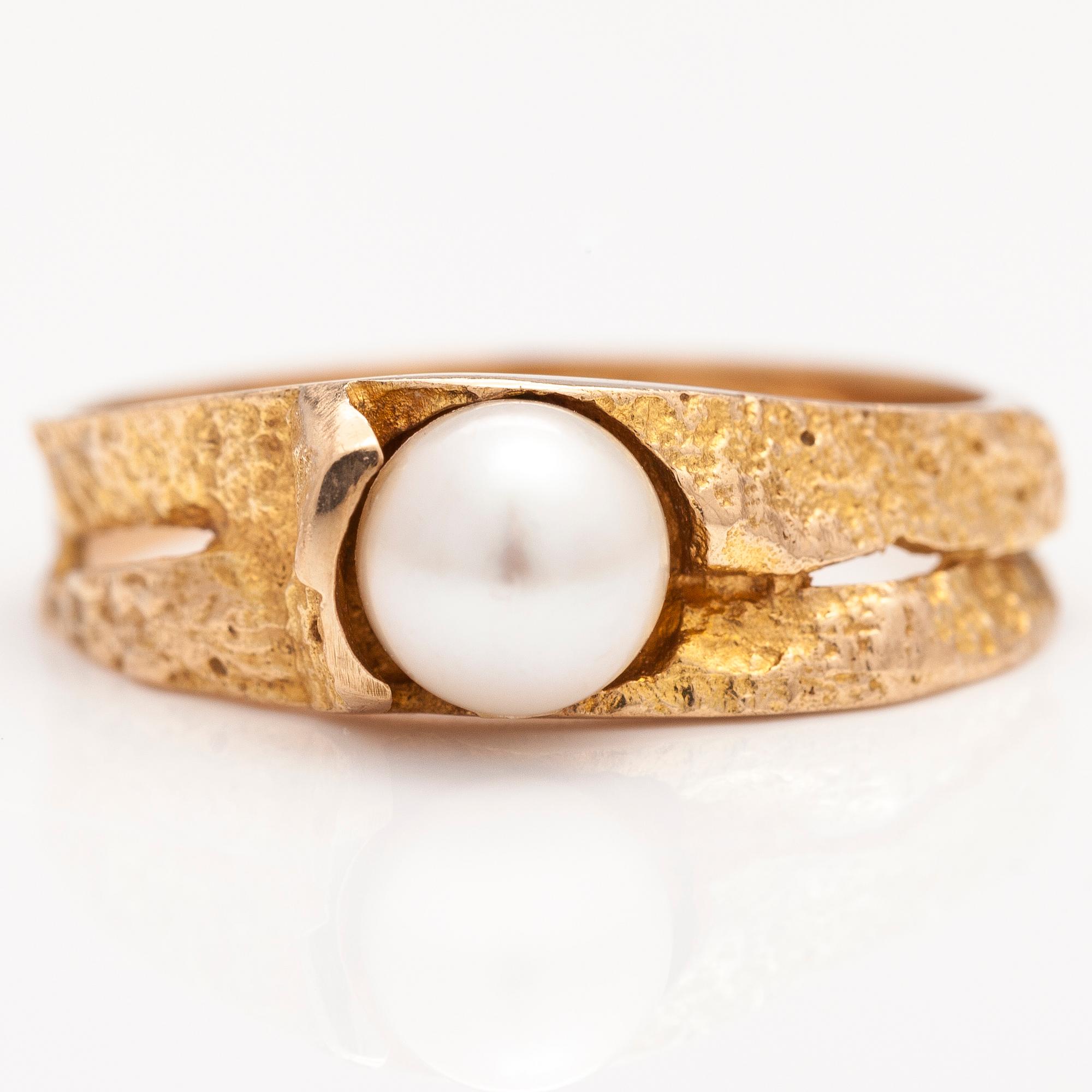 BJÖRN WECKSTRÖM, A 14K gold ring with a cultured pearl "Polar spring". Lappoina 1970.