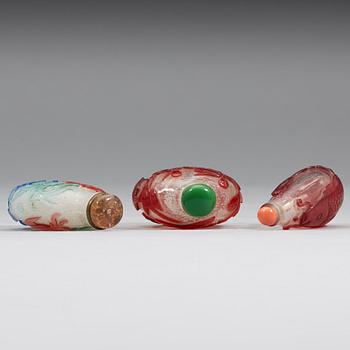 A group of three snuff bottles with stoppers, Qing dynasty (1644-1912).