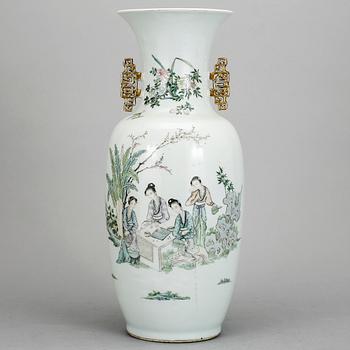 430. A vase, 20th century.