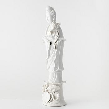 A Chinese bland cde Chine figure of a Guanyin, 20th century.