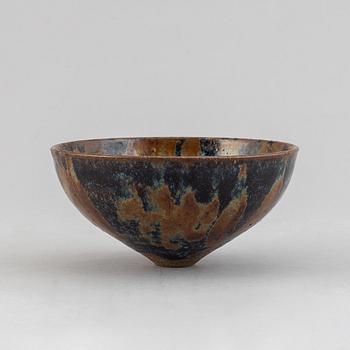 A Japanese tea bowl, 20th century.