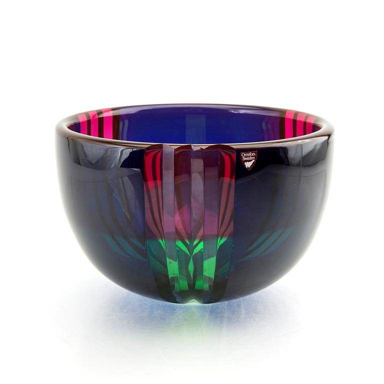 A signed Orrefors Gallery 1988 bowl by Erika Lagerbielke, 'Saragasso II'.