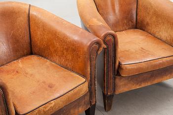 CLUBFÅTÖLJER, ett par, 1900-talets andra hälft.