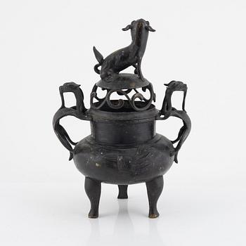 A Chinese bronze censer, late Qing dynasty.