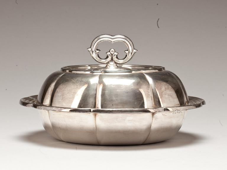 DUBBELTERRIN, silver. C.G. Hallberg, 1947. Vikt ca 1120 g.