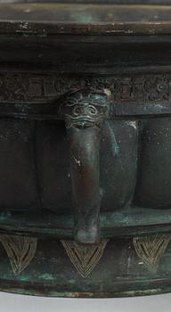 A bronze basin, late Qing dynasty (1644-1912).