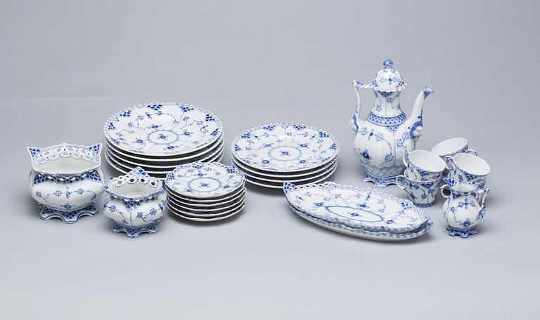 SERVIS, ca 65 delar. Musselmalet. Royal Copenhagen, Danmark.
