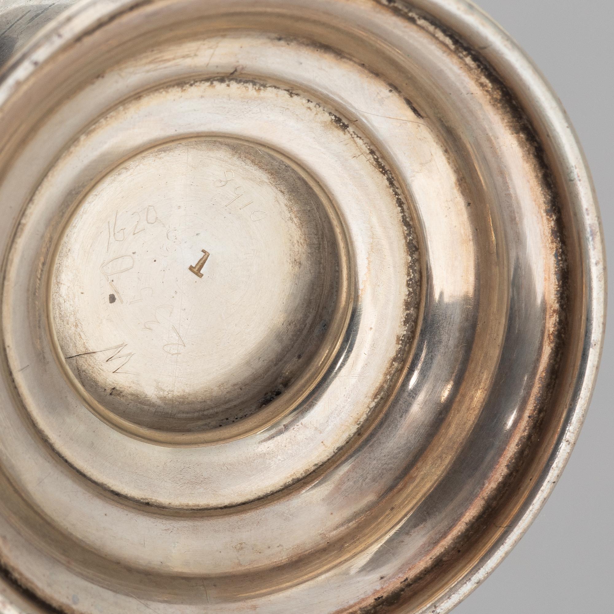 A sugar caster, a salt and pepper shaker, and a snuff-box, silver, including Daniel & John Wellby, London, England 1905.