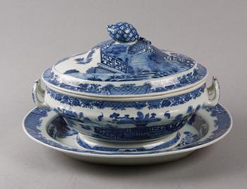 TERRIN MED LOCK OCH FAT. porslin, Kina, Qingdynastin, Qianlong (1736-95).