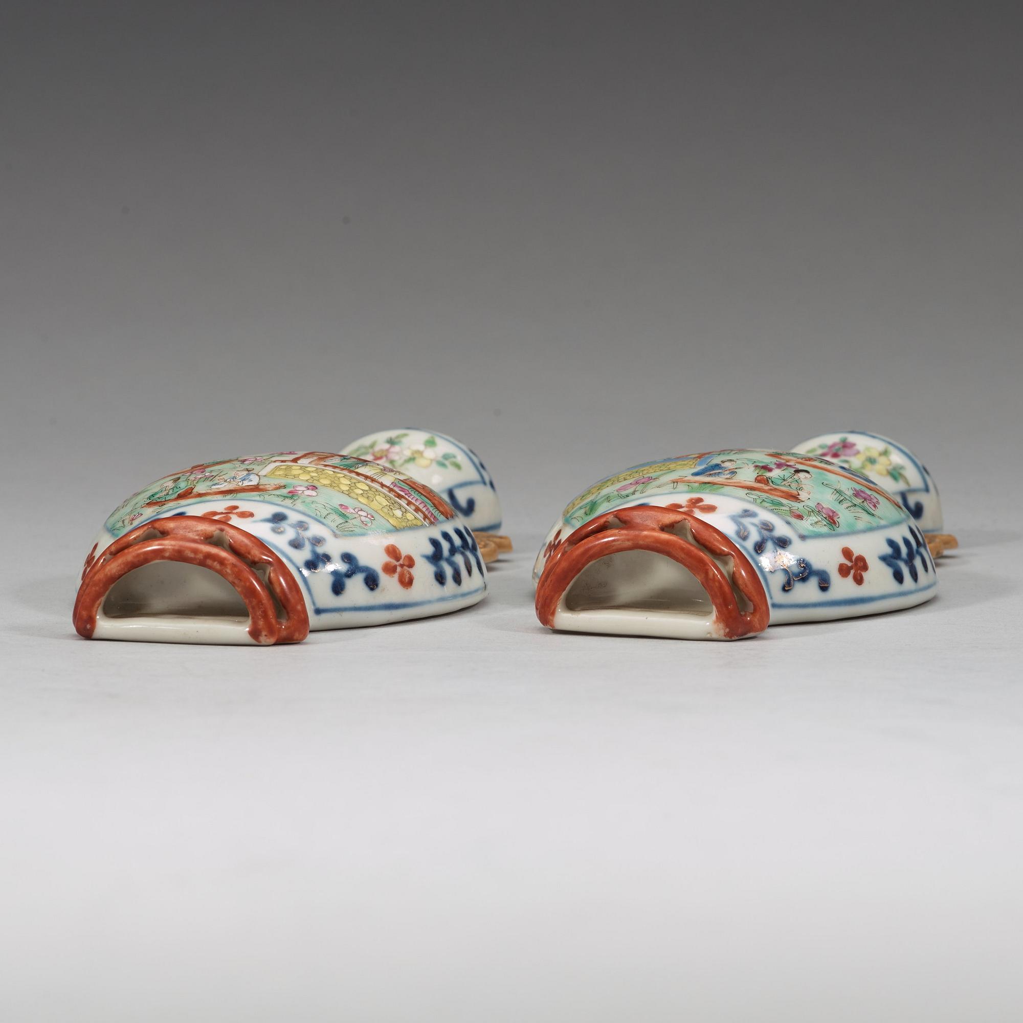 A pair of famille rose wall vases, late Qing dynasty, circa 1900.