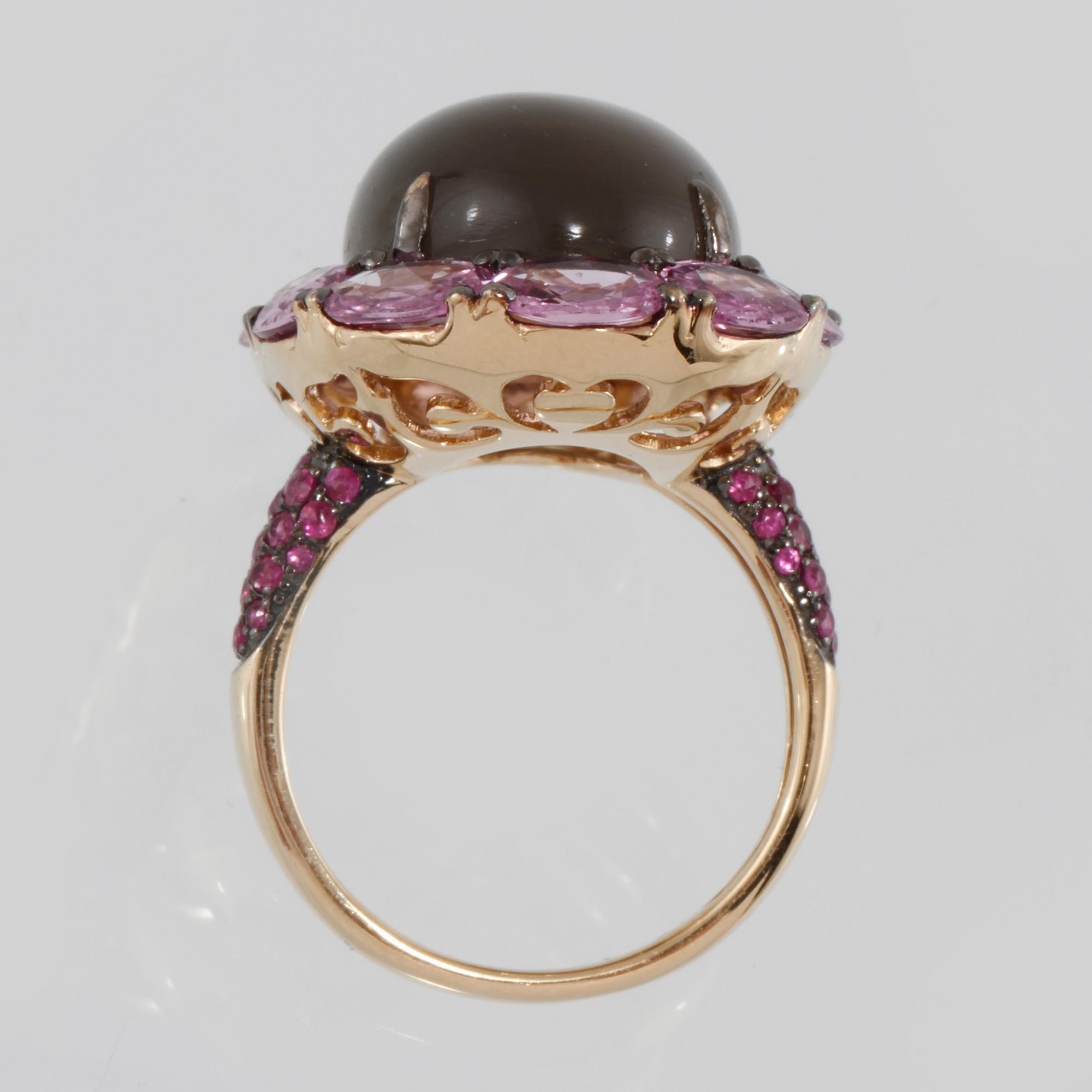 RING, 18K guld med cabochonslipad månsten, fasettslipade rosa safirer 4.41 ct samt rubiner 0.44 ct. Vikt 9,4 gram.