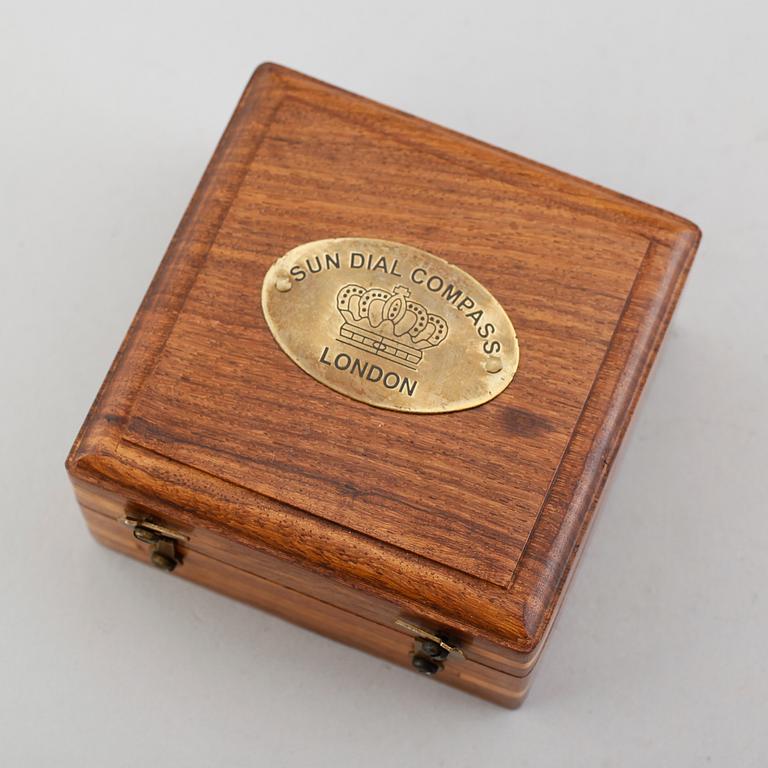 KOMPASS/SOLUR, mässing, 1900-talets andra hälft.