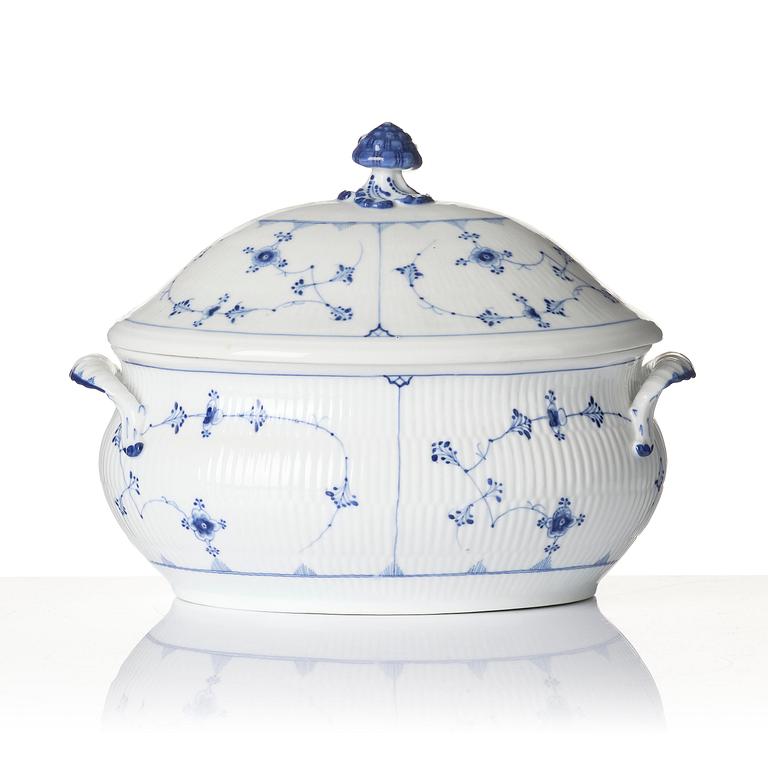 Terrin med lock och fat, porslin. Royal Copenhagen, "Musselmalet", Danmark, 1800-tal.