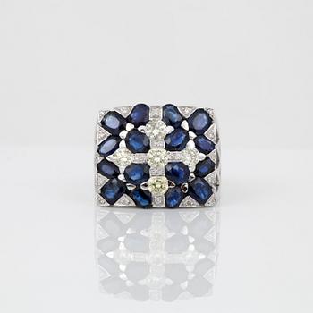 RING, 18k vitguld med briljantslipade diamanter, ca 1.20 ct samt fasettslipade blå safirer ca 5.60 ct. Vikt 18 g.