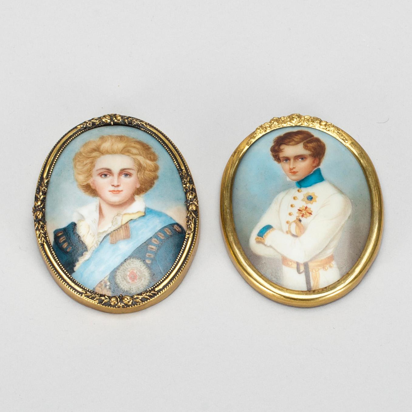 MINIATYRER, 2 st, på porslin. En föreställande Gustaf Mauritz Armfelt, 1900-tal.