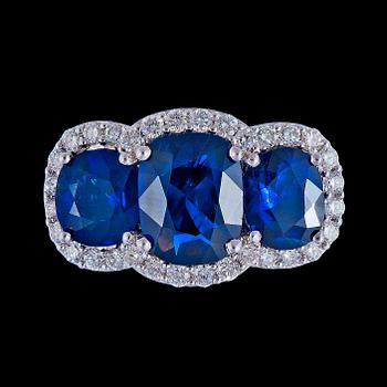 64. RING, tre blå fasettslipade Burma safirer med briljantslipade diamanter, tot. 0.42 ct.