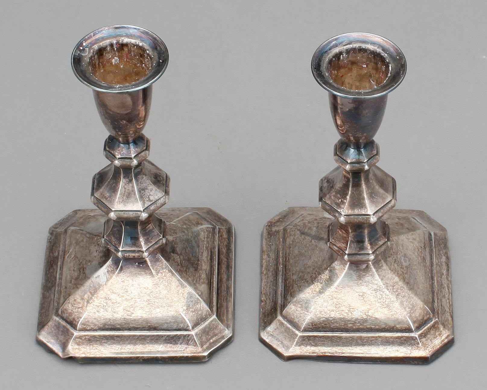 LJUSSTAKAR, ett par, silver, stämplade 830, 1900-talets första hälft.