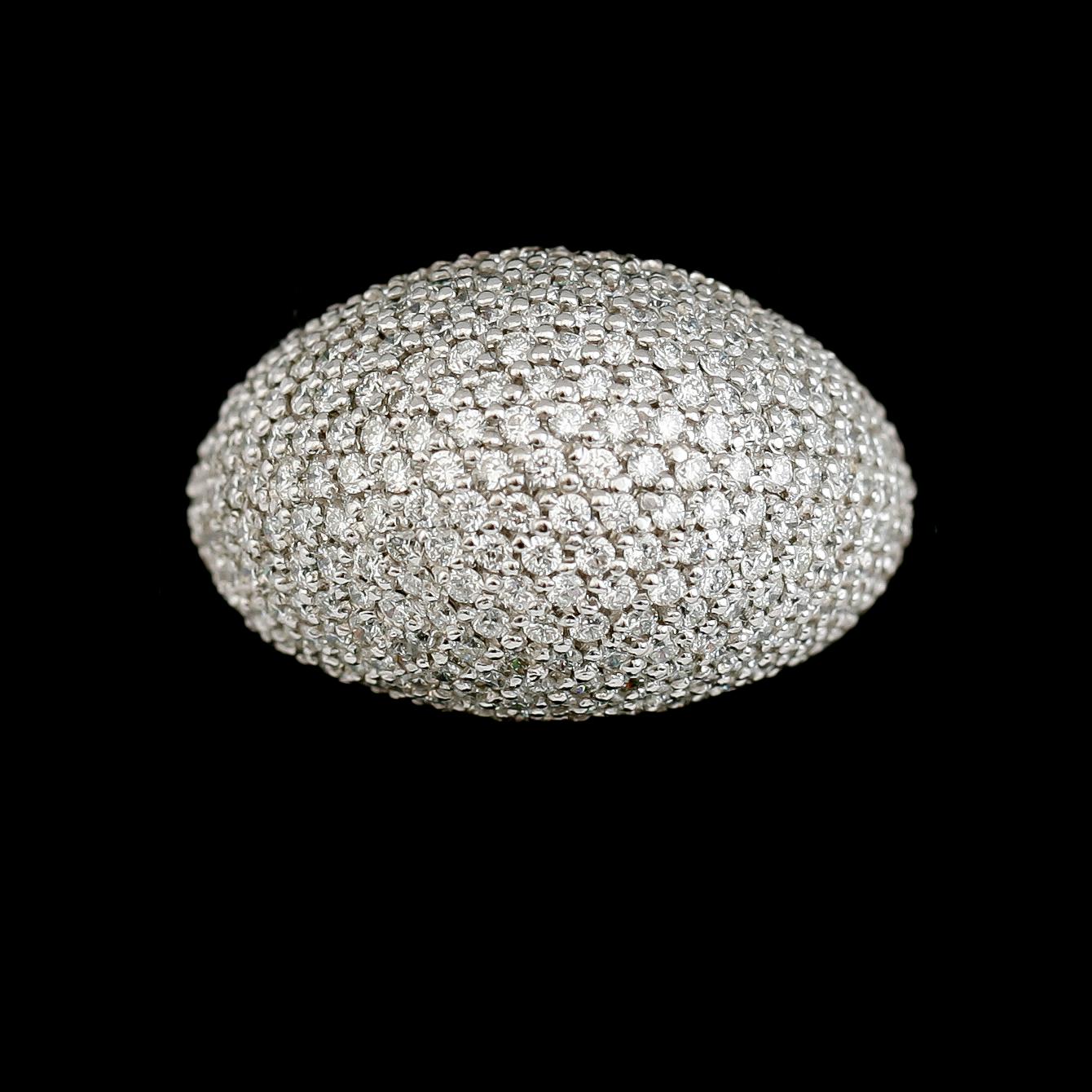 RING, 18 k vitguld, briljantslipade diamanter tot ca 4.29 ct. Total vikt ca 18 g.