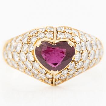 Ring, 18K gold with a heart-shaped ruby and brilliant-cut diamonds.