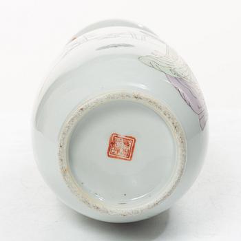 A Chinese porcelain vase, 20th century.