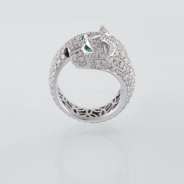 RING, 18K vitguld med 262 briljantslipade diamanter 4.84 ct. 2 smaragder 0.13 ct samt 1 agat 0.05 ct. Vikt 12,2 gram.