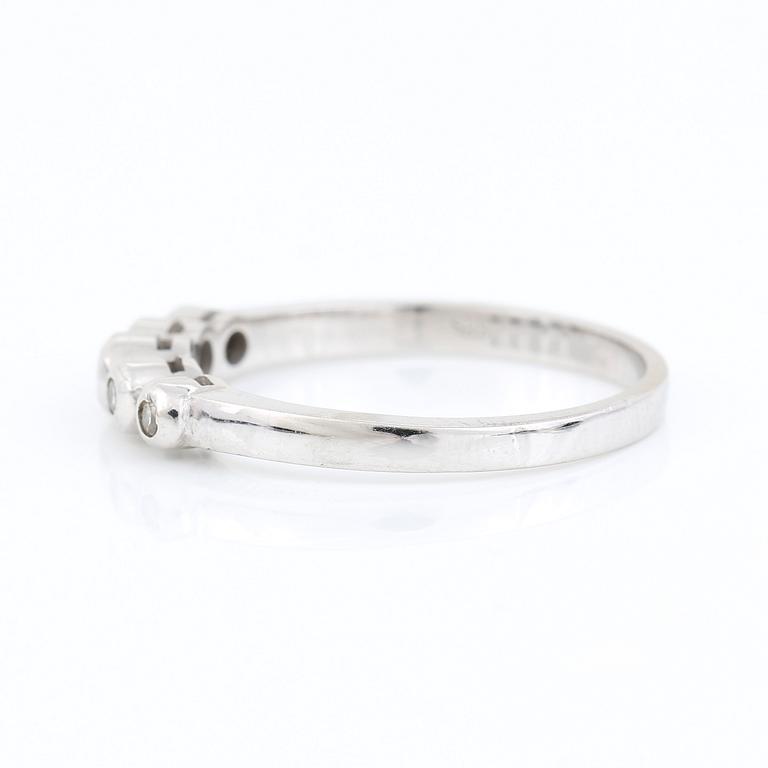 RING, 14k vitguld med briljantslipade diamanter, tot ca 0,06 ct. Vikt ca 2,6 gram.