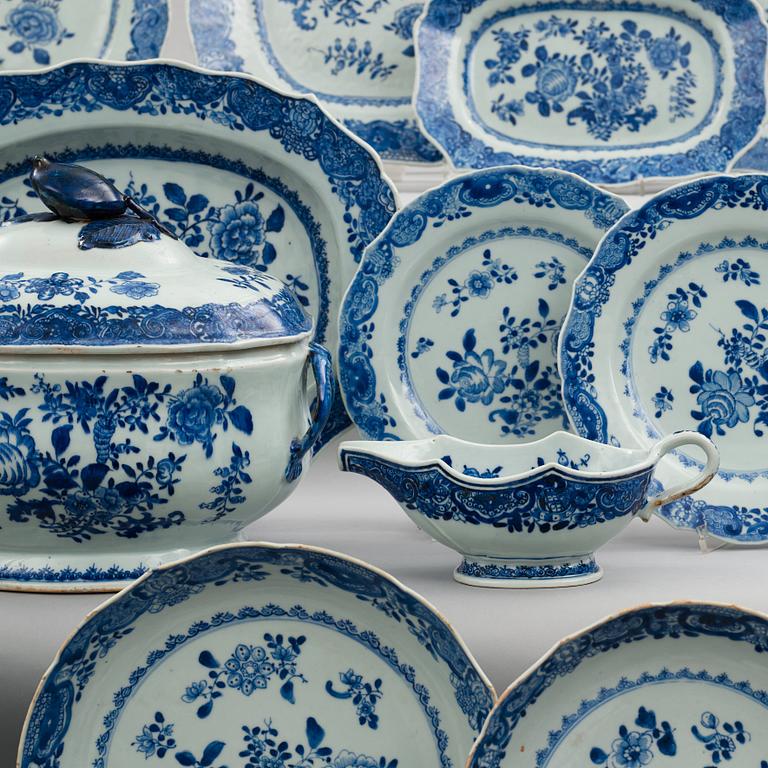 Servis, 62 delar, kompaniporslin. Qingdynastin, Qianlong (1736-95).