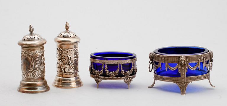 SALTKAR 2 st SAMT PEPPARSTRÖARE 1 par, silver, bl a England. Vikt ca 146 g.
