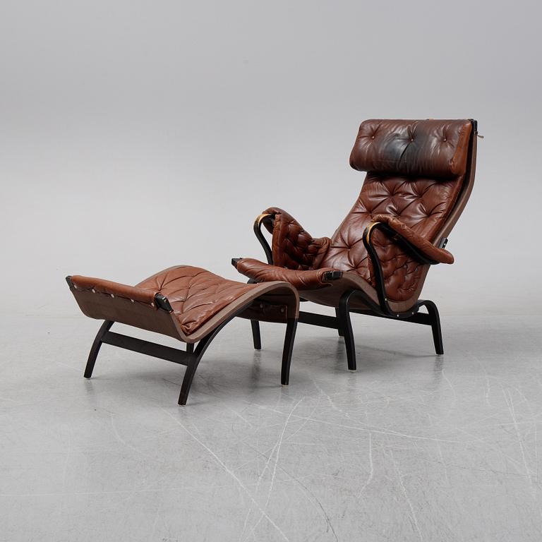 Bruno Mathsson,
fåtölj , "Pernilla 69" med fotpall, DUX, 1900-talets andra hälft.