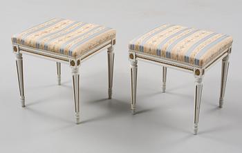 TABURETTER, ett par, gustaviansk stil,  omkring1900-talets mitt.