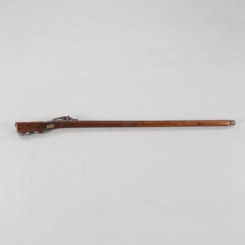 A snaplock rifle, 17th century.