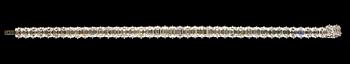 991. ARMBAND, 43 lätt doserade smaragdslipade diamanter, tot. 21.60 ct, enl. gravyr, vardera sten ca 0.50-0.60 ct. 1970-tal.