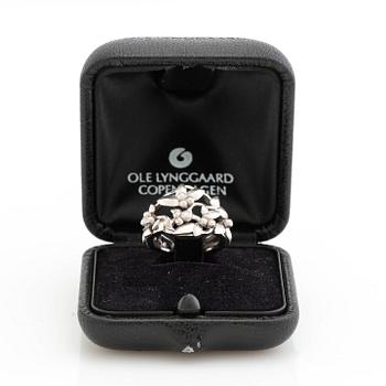 Ole Lynggaard, ring, "Spring", 18K vitguld med runda briljantslipade diamanter.