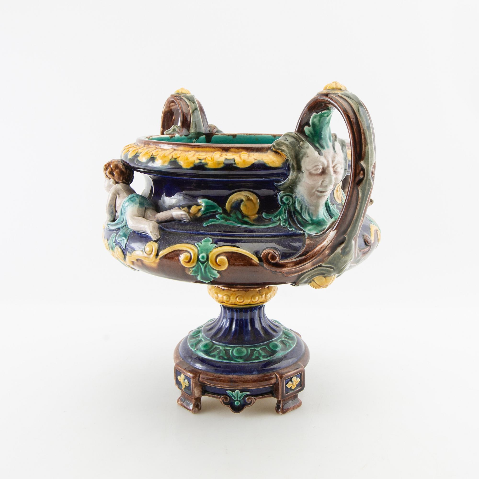 Vase Neo-Renaissance Rörstrand circa 190 majolica.